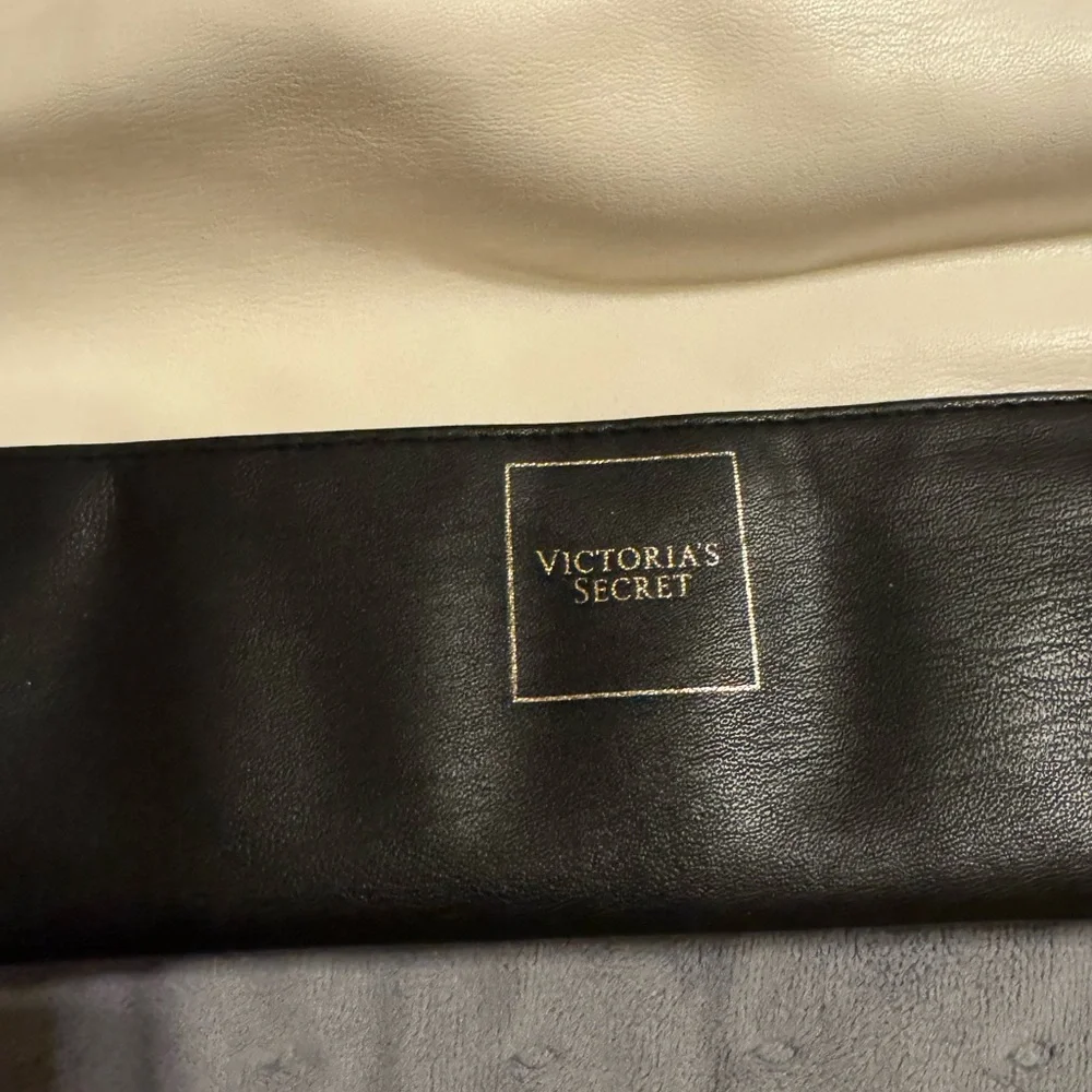 Victoria's Secret Elegant Black and Cream Tote w/ Rose Design NWT - Picture 7 of 9